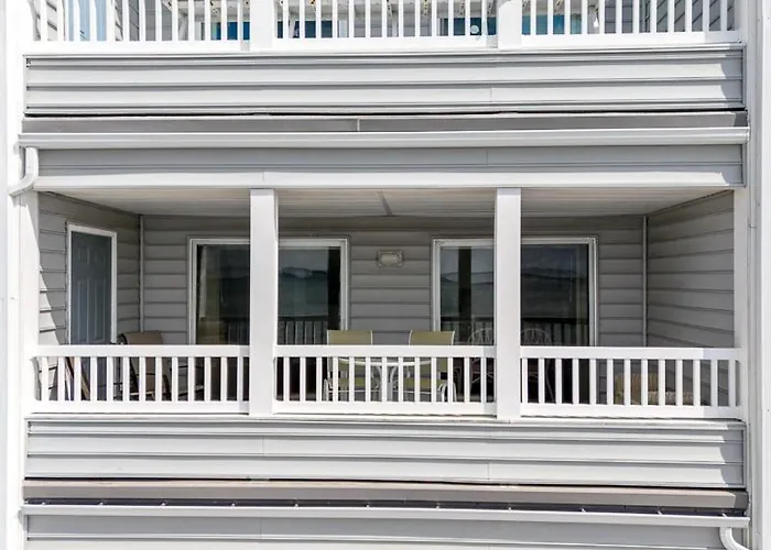 Holiday home Bayfront On 22nd St With Sunset Views, Balcony & Near Boardwalk Fun *