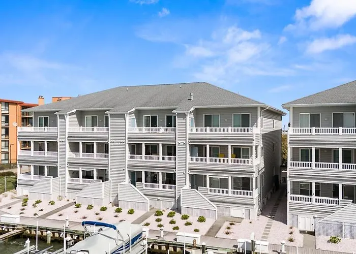Holiday home Bayfront On 22nd St With Sunset Views, Balcony & Near Boardwalk Fun