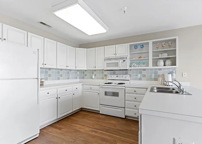 Holiday home Bayfront On 22nd St With Sunset Views, Balcony & Near Boardwalk Fun *